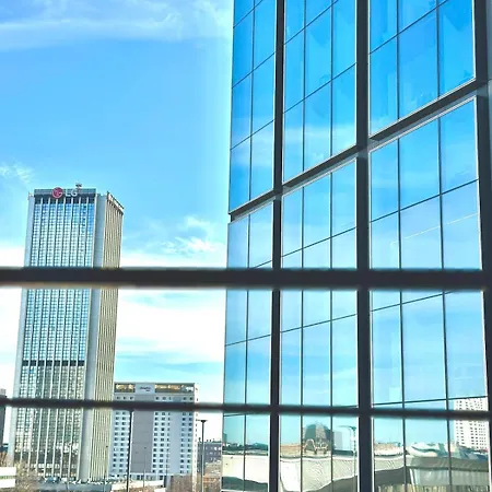 Varsovian Chic - Stylish 2br In Center With Balcony & Views アパート ワルシャワ