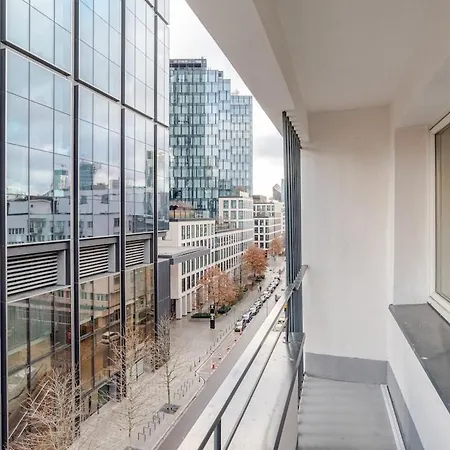 Varsovian Chic - Stylish 2br In Center With Balcony & Views ワルシャワ